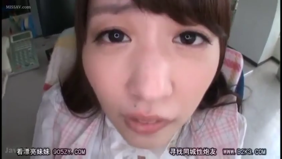 脸部特写 · 办公室 · 第一人称视角 · 微张嘴 · 凝视镜头 · 计算器 · 俯身靠近 · 粉色格纹衬衫