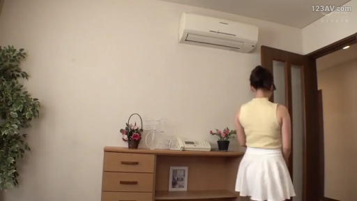 卧室 · 摆件 · 黄色无袖上衣 · 背影
