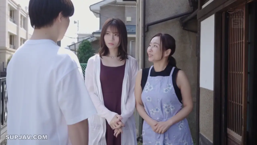 注视 · 深红色吊带裙 · 室外 · 围裙 · 中景镜头