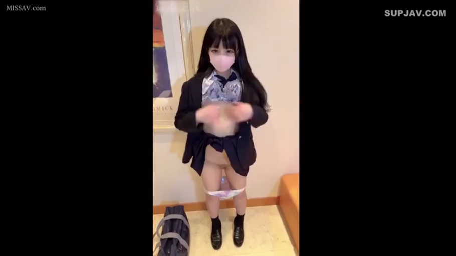 室内 · 遮挡面部 · 内裤退至膝盖 · 无码 · 口罩 · 下身私处