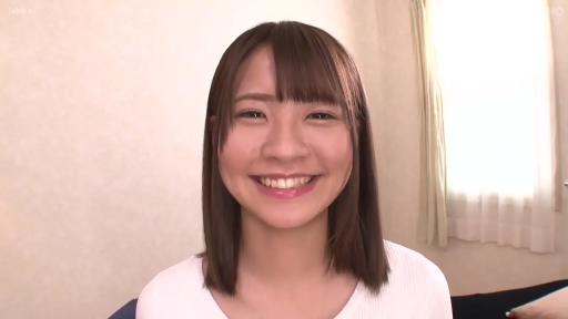 开朗 · 面部特写 · 自然光 · 室内卧室 · 白色圆领上衣