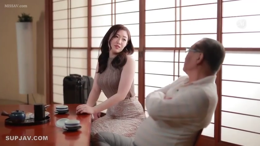 茶壶 · 女性上半身特写 · 女性穿修身针织上衣和蕾丝包臀裙 · 女性看着男性的注视表情 · 背景有行李箱 · 和式茶室