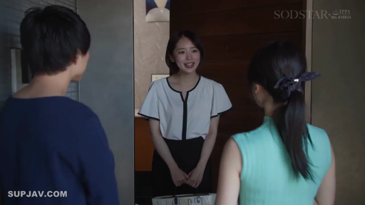 礼貌 · 青色无袖上衣 · 室内门口 · 购物袋 · 女性面部中景