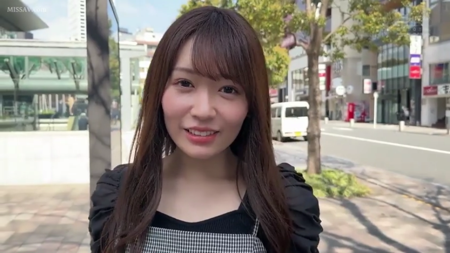 站立 · 平静 · 面部特写 · 注视镜头 · 长发 · 室外街道 · 黑白格纹上衣