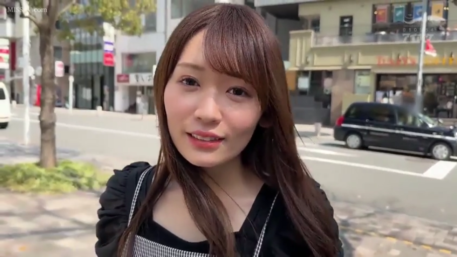 脸部特写 · 温柔 · 街道 · 格纹背带裙 · 街景背景