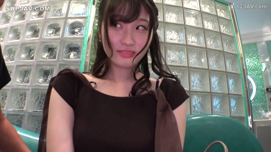 休息室 · 挑逗 · 上半身特写 · 黑色针织上衣