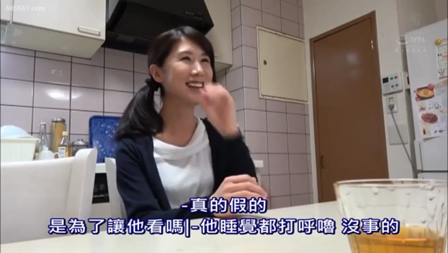 厨房 · 开心 · 黑色开衫外套 · 水杯 · 人物中景 · 带有中文字幕