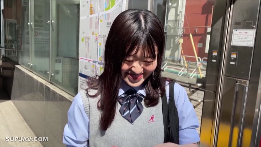 脸部特写 · 户外 · 羞涩微笑 · 格纹领带