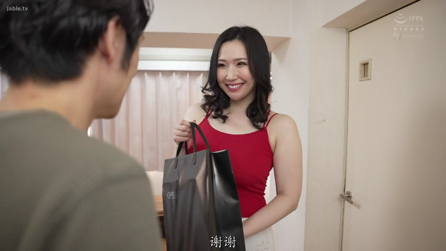 公寓 · 微笑 · 购物袋 · 红色吊带背心 · 女性面部特写