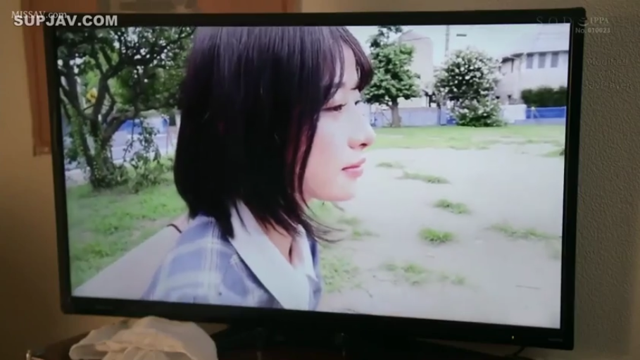 注视前方 · 校服制服 · 室内电视屏幕 · 人物侧脸特写 · 电视机 · 电视播放画面