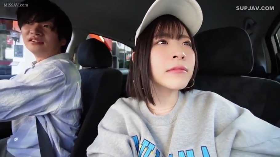 坐姿 · 中景 · 自然 · 剧情 · 交流 · 车内 · 卫衣