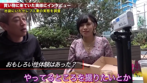 户外休闲区 · 碎花连衣裙 · 综艺节目风格 · 男性侧脸特写 · 男性认真交谈 · 遮阳伞座