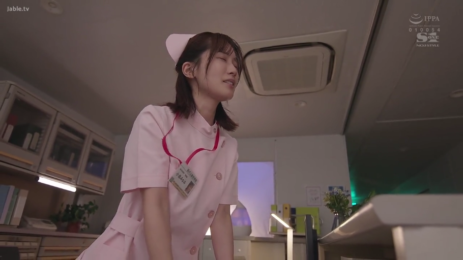 半身特写 · 粉色护士服 · 站立俯身 · 医院护士站