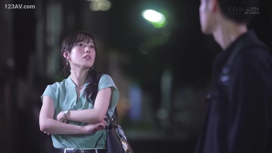 注视 · 夜晚 · 手袋 · 浅绿色短袖上衣 · 女性面部特写