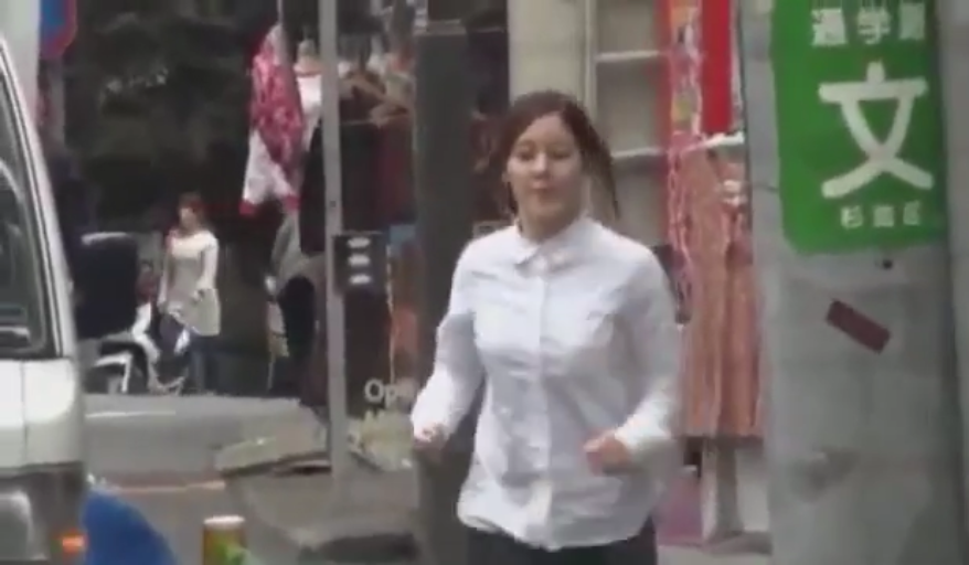 专注 · 城市道路 · 深色裙子