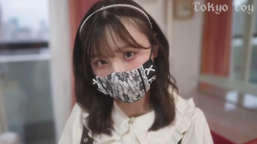 室内 · 眼部特写 · 花边衣领 · 凝视 · 花纹口罩 · 口罩上有蕾丝花纹