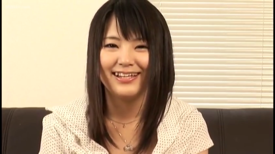 坐姿 · 微笑 · 面部特写 · 注视镜头 · 室内沙发 · 波点衬衫