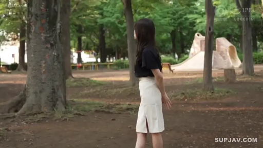 全身 · 站立 · 自然 · 公园 · 白色开叉裙 · 观望