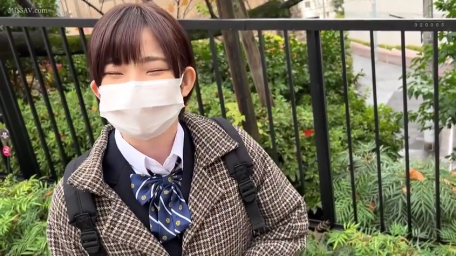 脸部特写 · 眯眼笑 · 条纹领结 · 户外街道 · 白色口罩 · 街拍视角