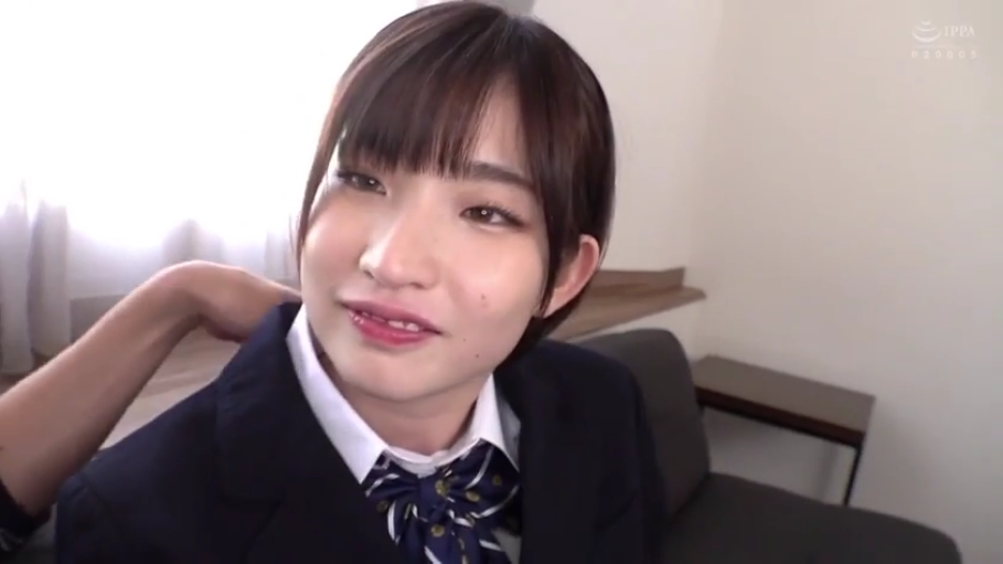 室内 · 坐姿 · 校服 · 脸部特写 · 微笑 · 第一人称视角 · 对视