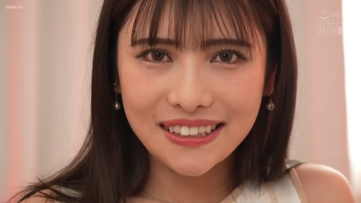 室内 · 脸部特写 · 微笑 · 注视镜头 · 白色吊带 · 正面