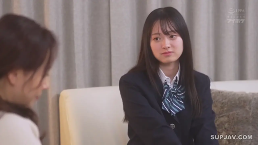 客厅 · 注视 · 校服西装外套 · 人物半身特写