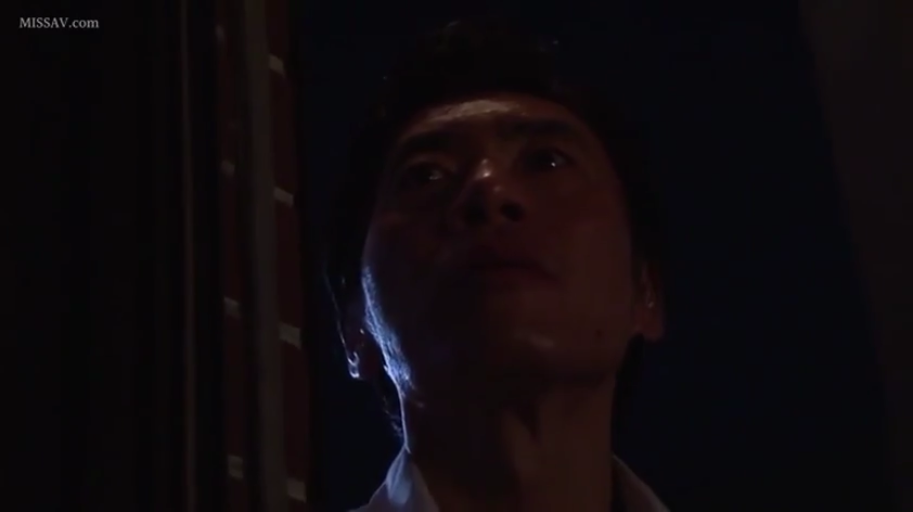 凝重 · 脸部特写 · 白色衬衫 · 室内暗处 · 光线较暗