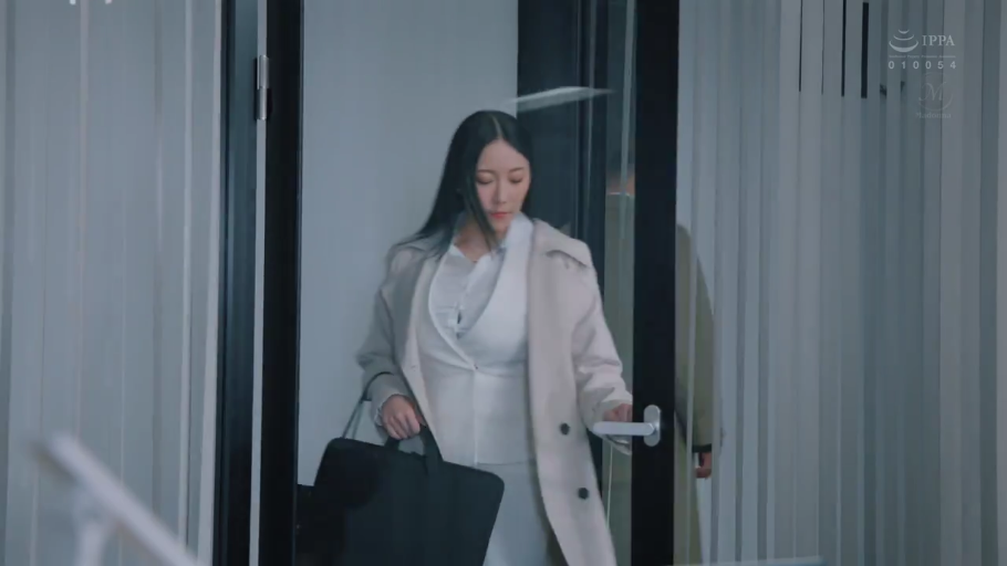 办公室 · 中景 · 职业装 · 行走