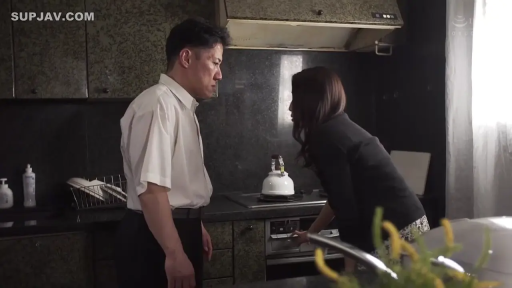 专注 · 厨房 · 烧水壶 · 两人侧面中景 · 女人穿黑色职业外套