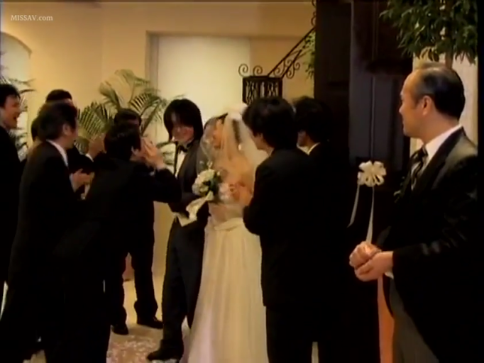 交谈状 · 白色婚纱 · 婚礼现场 · 花束