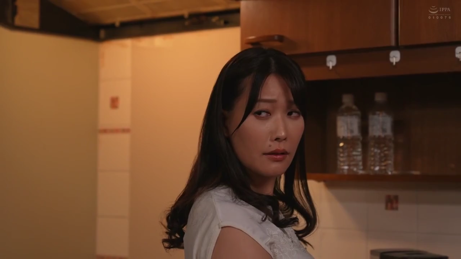 侧颜拍摄 · 白色上衣 · 厨房 · 注视