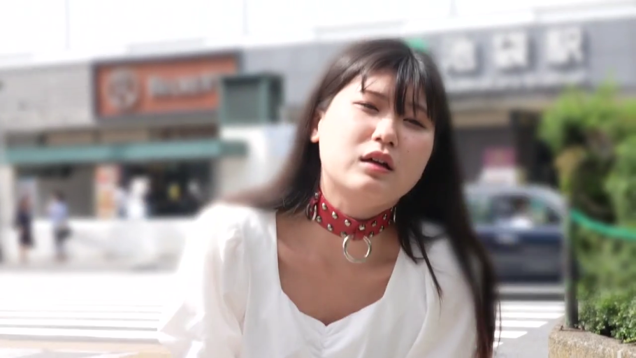 半身特写 · 户外街头 · 蹲跪 · 白色雪纺衫 · 迷离神情 · 公开羞耻 · 街头展示 · 红色铆钉颈环