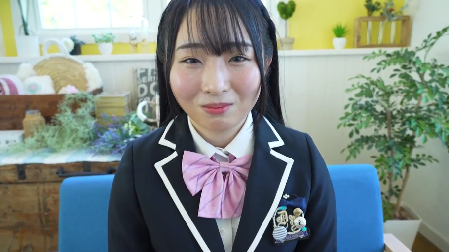深蓝色学生西装制服 · 头部特写 · 温顺 · 明亮的室内房间