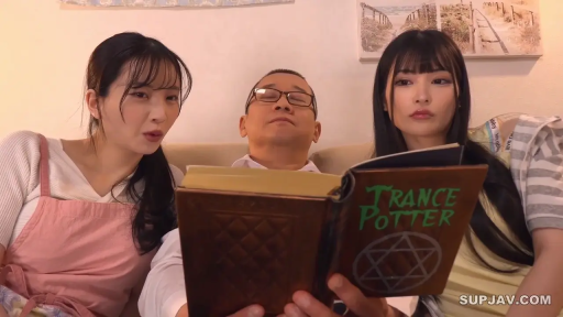 室内 · 坐姿 · 专注 · 中景 · 书籍 · 围裙 · 三人 · 看书