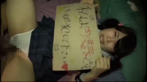 阴部区域(已打码) · 床上 · 略显羞涩 · 深色格子短裙 · 画面有打码 · 带有日文手写内容的纸板