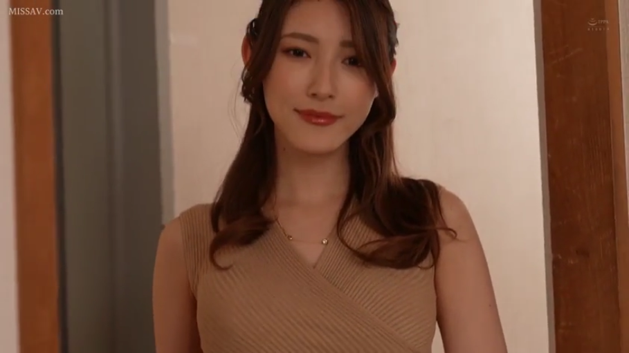 室内 · 温柔 · 上半身特写 · 棕色针织无袖上衣