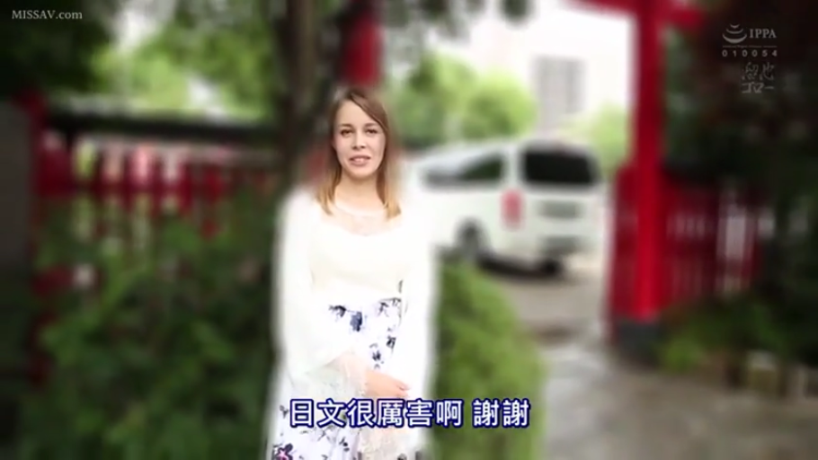 微笑 · 面部特写 · 中文字幕 · 神社外 · 花色连身裙 · 无
