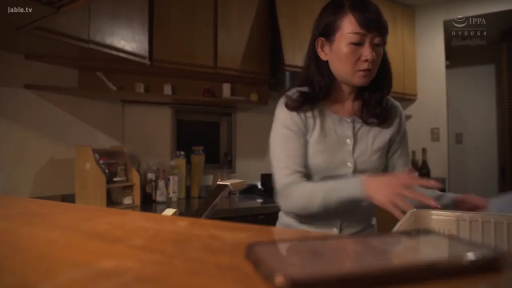 平静 · 室内灯光 · 家庭厨房 · 厨房用品 · 浅色针织开衫 · 中景镜头