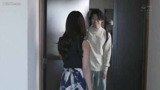 站立 · 微笑 · 剧情 · 背包 · 门口 · 浅色高领毛衣 · 见面