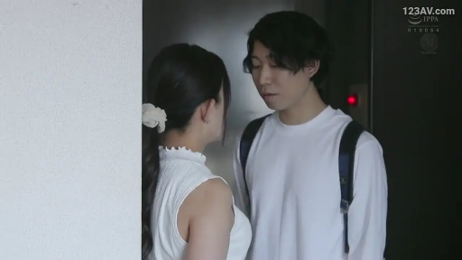 专注 · 白色长袖T恤 · 室内走廊 · 双肩背包 · 侧面视角