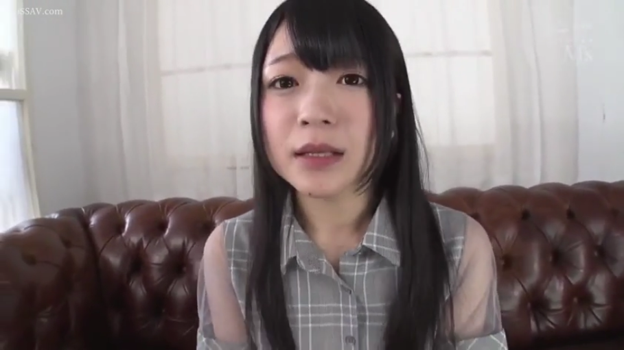 室内 · 坐姿 · 脸部特写 · 皮沙发 · 面对镜头 · 格纹衬衫 · 黑直长 · 微忧