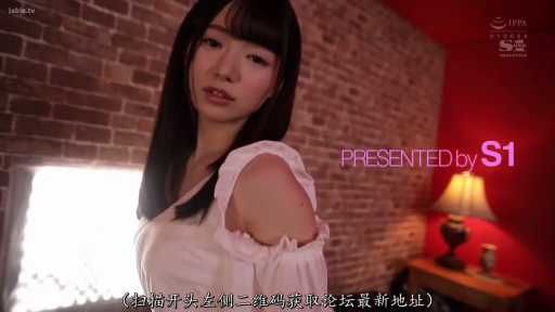 室内 · 迷离 · 台灯 · 注视 · 上半身 · 长发 · 侧身站立 · 白色露肩上衣