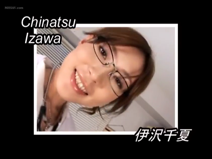 室内 · 眼睛特写 · 微笑 · 白色上衣 · 黑框眼镜