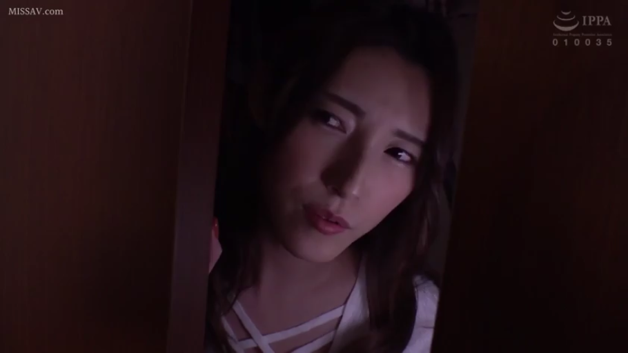 室内 · 脸部特写 · 白色绑带上衣