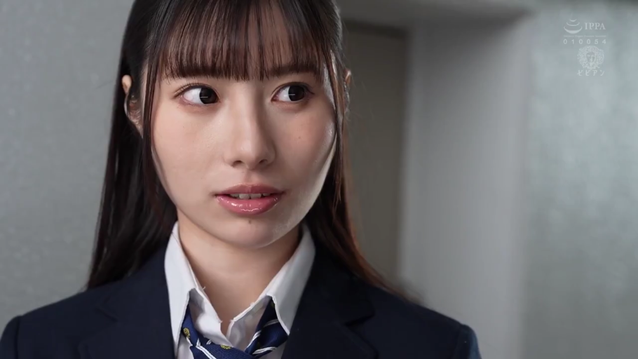 室内 · 脸部特写 · 站姿 · 制服 · 惊讶 · 侧头注视 · 齐刘海