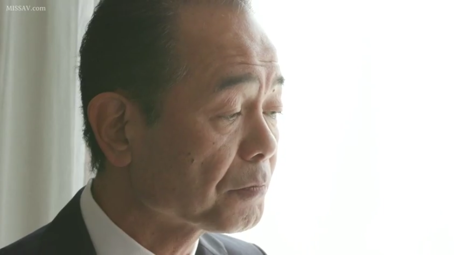 窗边 · 西装 · 沉思 · 面部侧脸