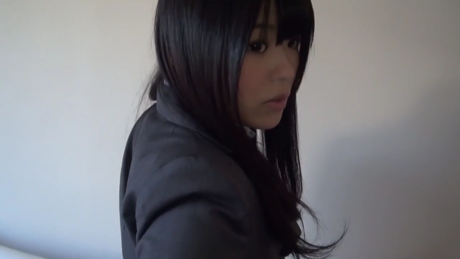 室内 · 茫然 · 面部特写 · 灰色西装外套