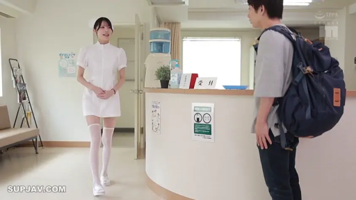 深色牛仔裤 · 护士帽 · 职业微笑 · 医院前台