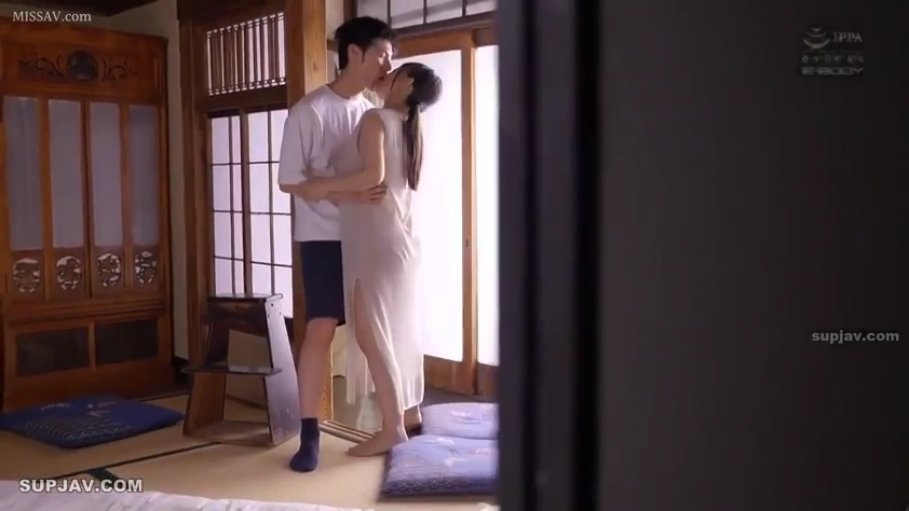 集中 · 日式房间 · 光线明亮 · 中景镜头 · 女性穿白色宽松长裙