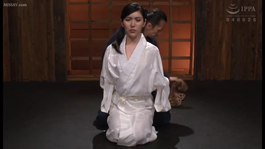 严肃 · 跪坐 · 中景 · 绳索 · 传统室内 · 准备捆绑 · 白色和服 · 剧情紧缚